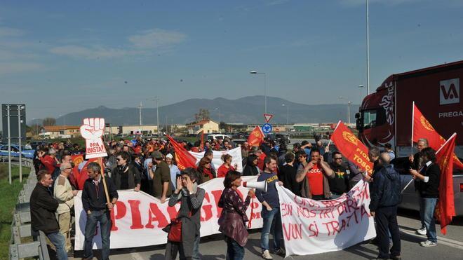 Operai metalmeccanici bloccano la superstrada