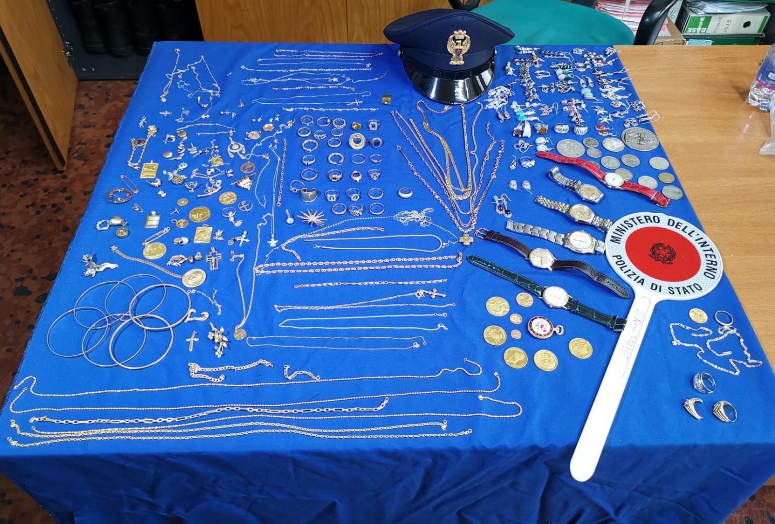 Gli oggetti preziosi sequestrati al compro oro