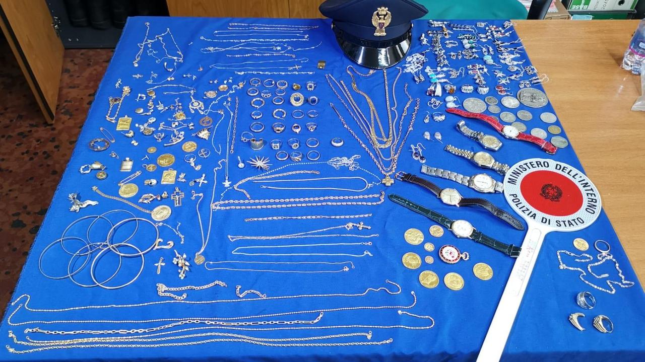 Gli oggetti preziosi sequestrati al compro oro