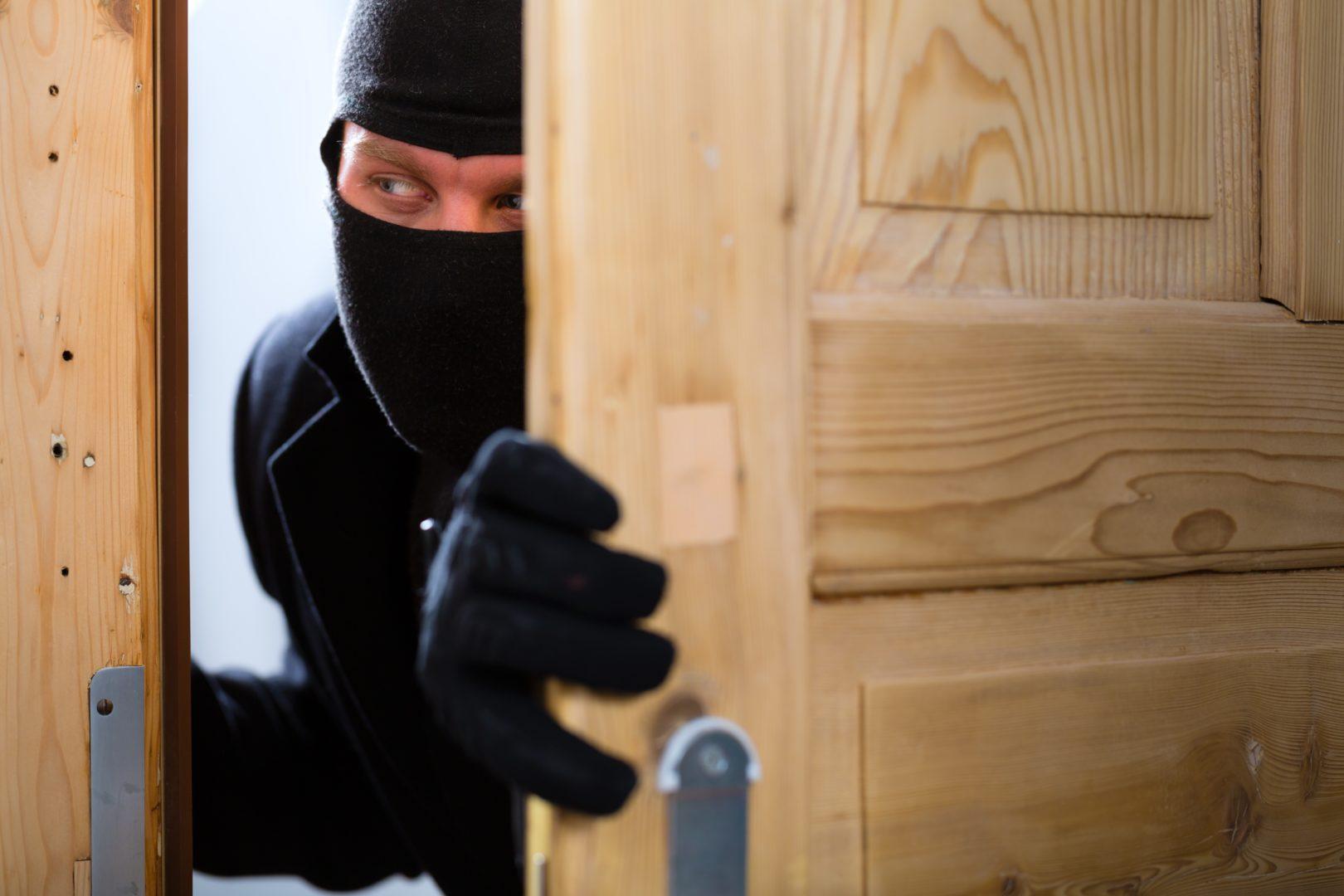 Sorpreso a rubare in una casa: arrestato