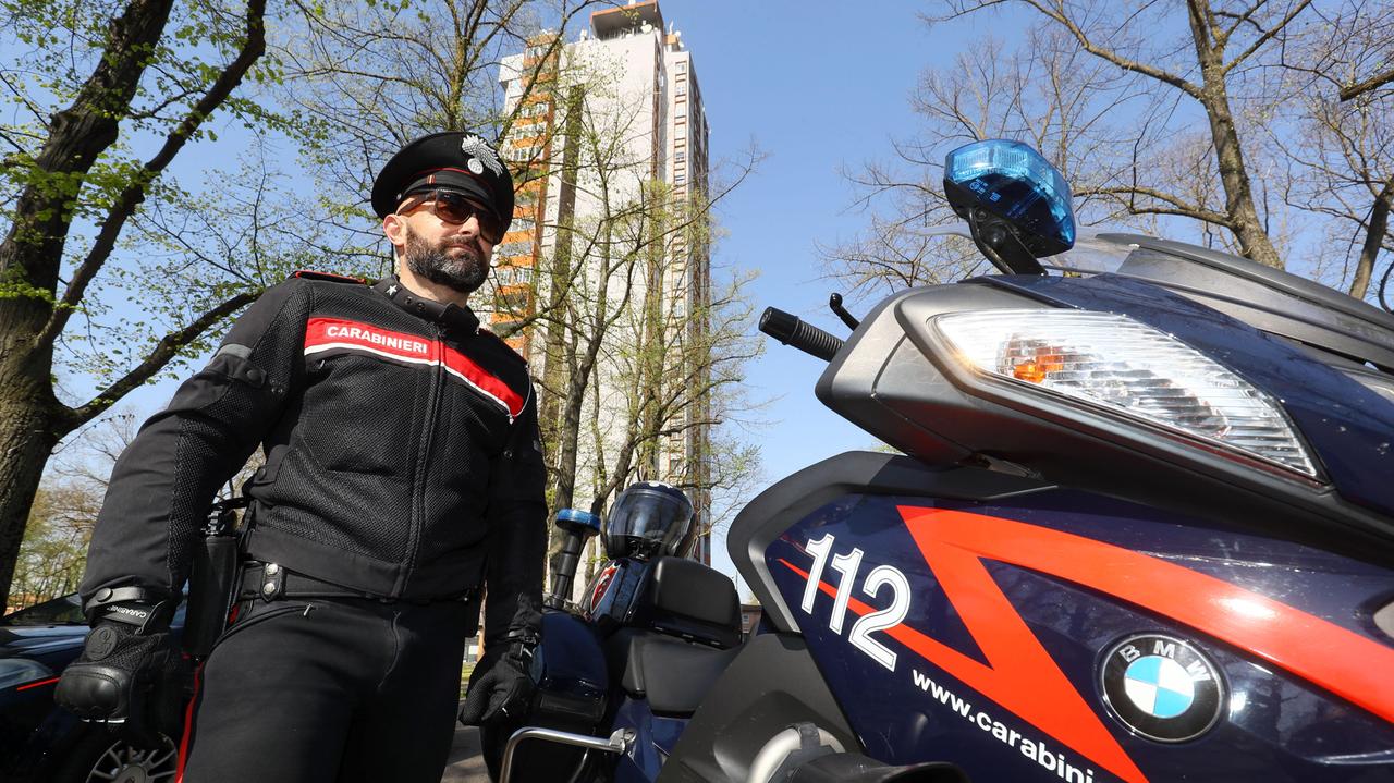 Trovato con la droga al Grattacielo, ferisce un carabiniere: spacciatore in manette