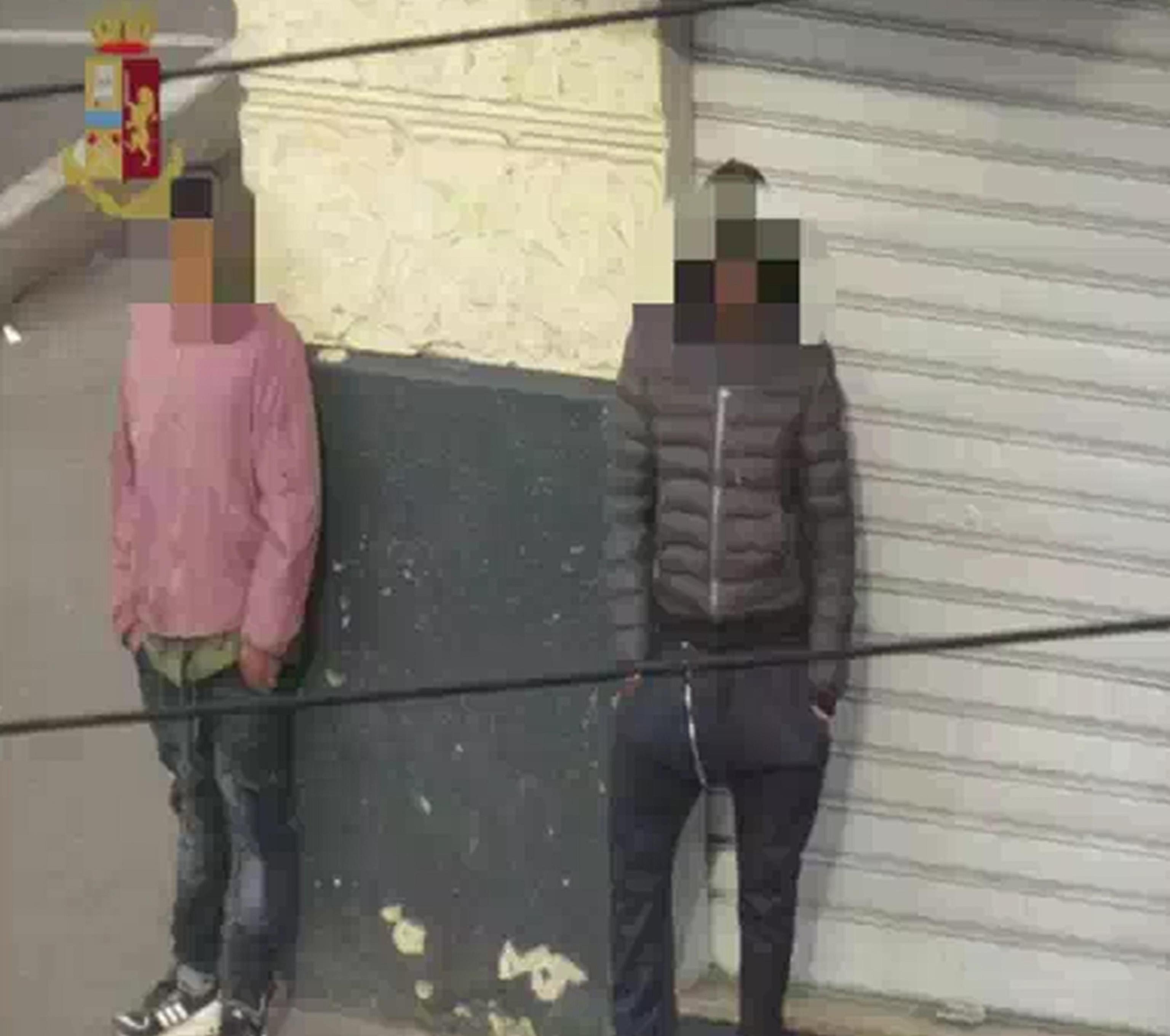 Una delle foto diffuse dalla polizia dopo gli arresti dei nigeriani