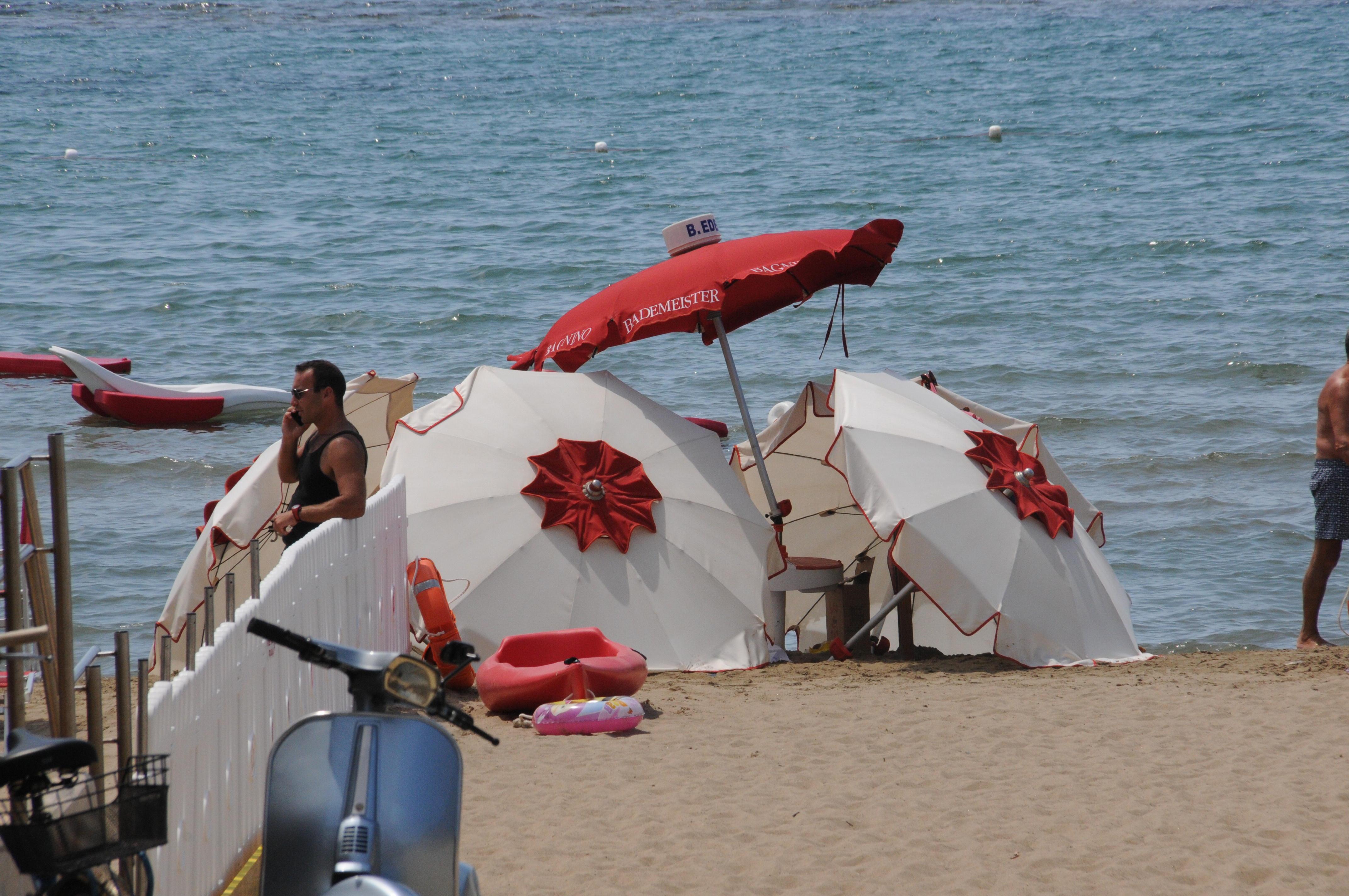 Muore mentre fa il bagno in mare