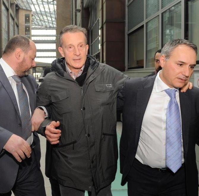 Logli blinda le sue proprietà immobiliari con un’ipoteca a favore dei suoi avvocati 