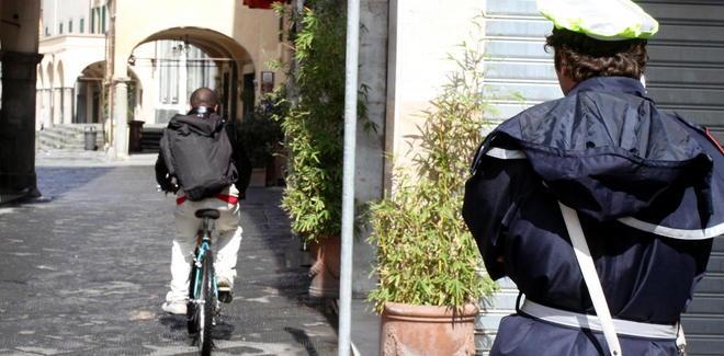 Il divieto alle bici in centro è un flop: dietrofront del Comune 