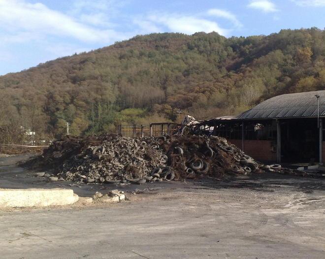 Indagato dalla procura il titolare della Ste.Mar: non ha rimosso l’ammasso di gomme e lamiere incenerite 