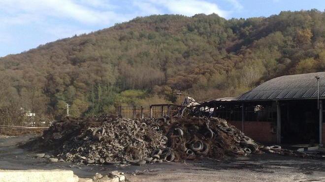 Indagato dalla procura il titolare della Ste.Mar: non ha rimosso l’ammasso di gomme e lamiere incenerite
