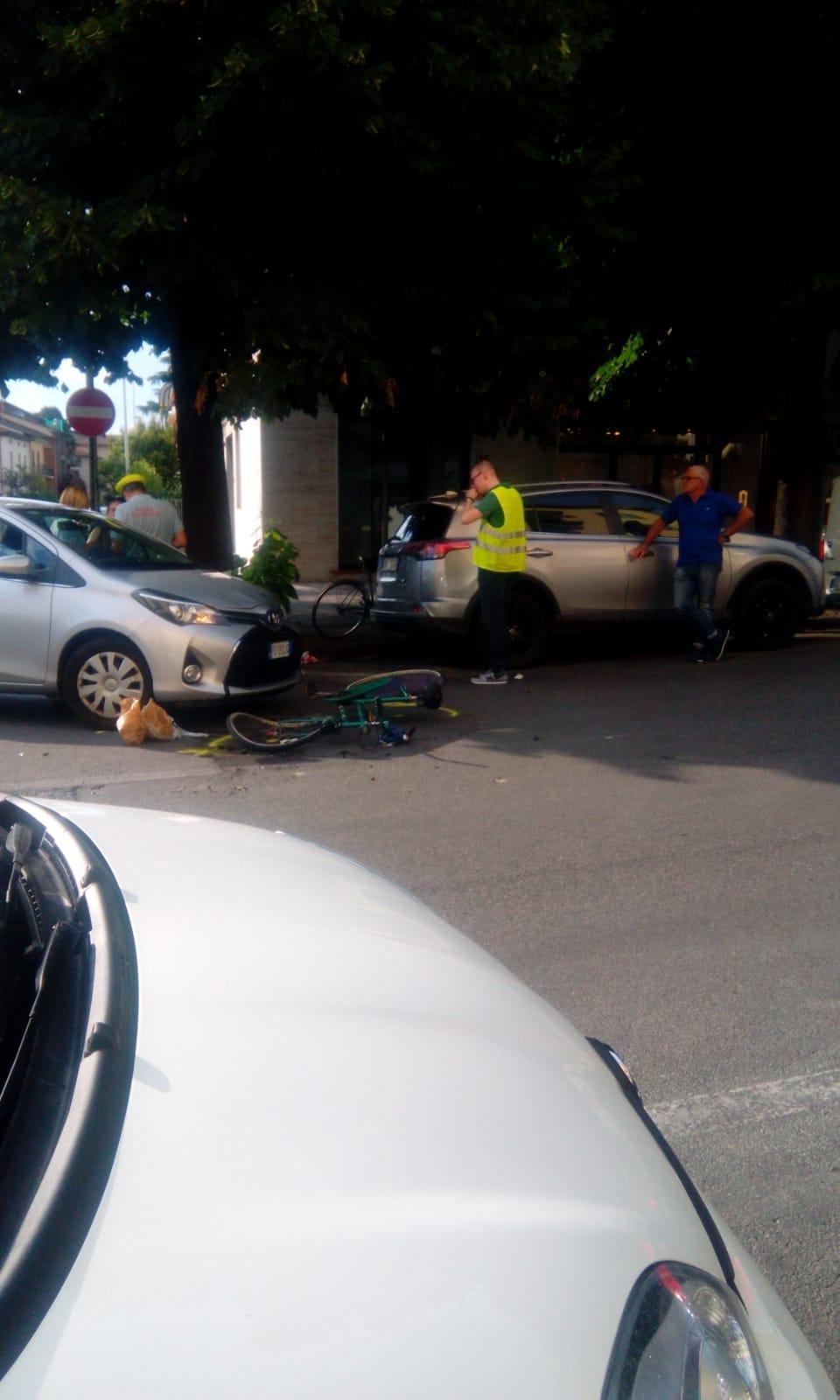 La bici e l'auto coinvolte nell'incidente con la Polizia municipale