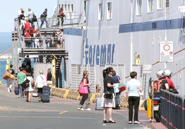 Traghetti, meno disagi e orari coordinati per i pendolari 