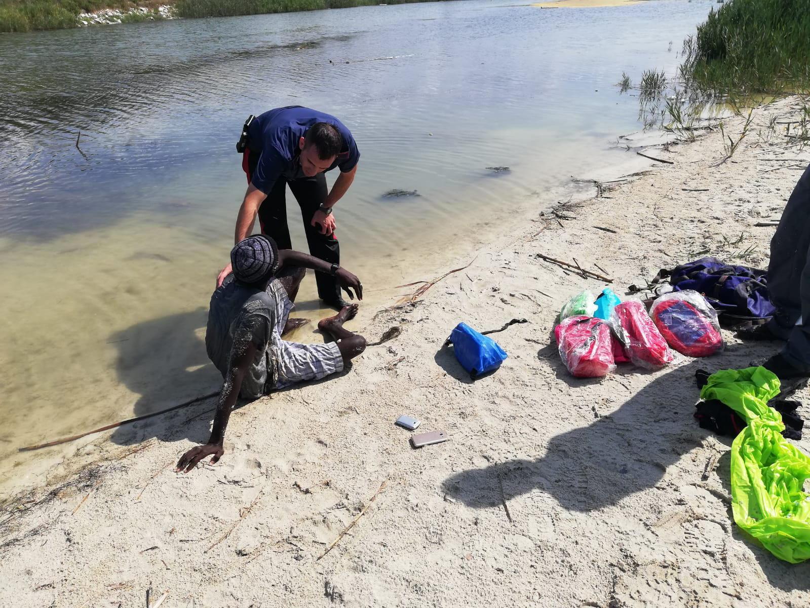 Si tuffa nel Fine per sfuggire ai controlli e rischia di annegare