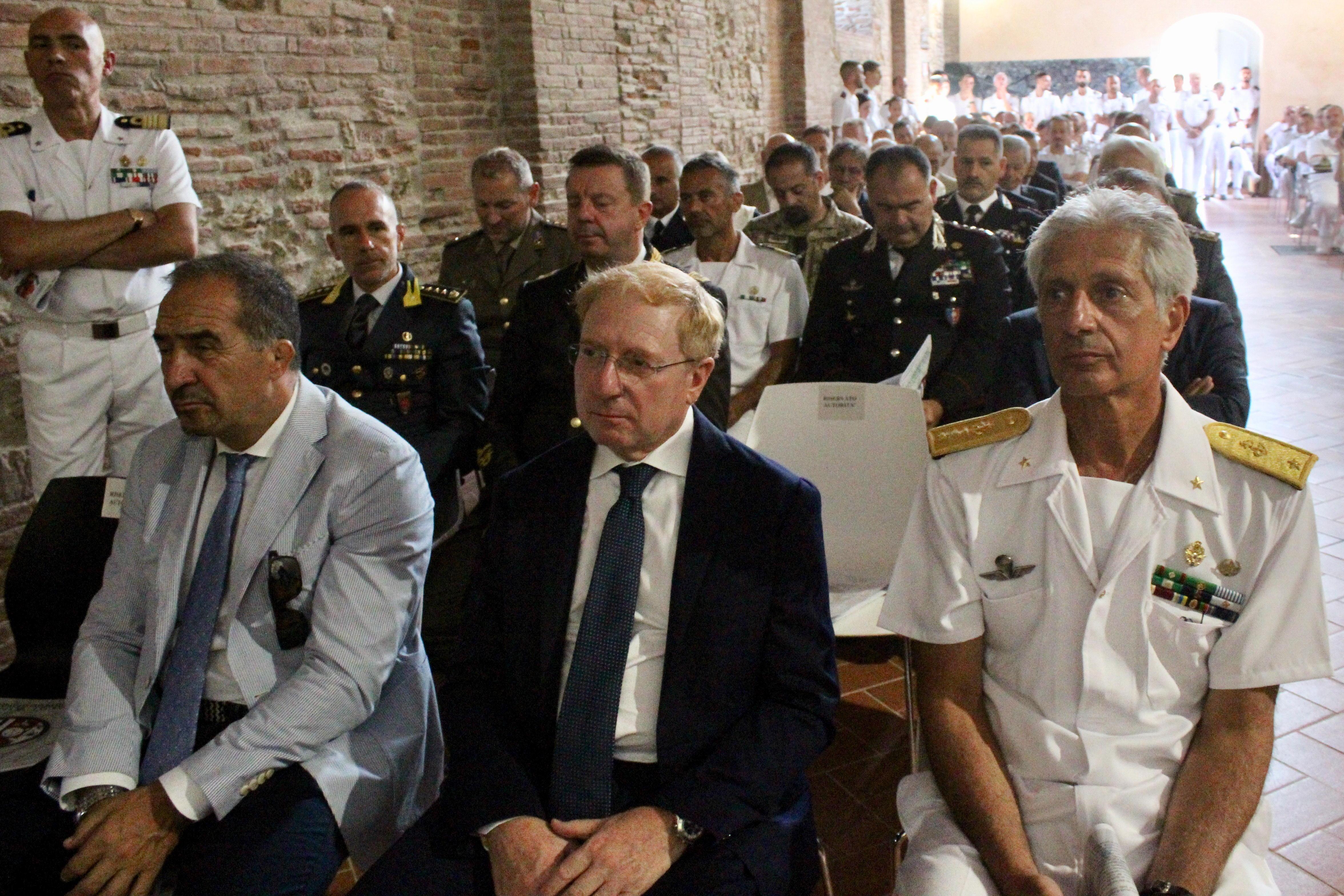 Da destra il contrammiraglio Giuseppe Tarzia, il prefetto Gianfranco Tomao e il questore Lorenzo Suraci