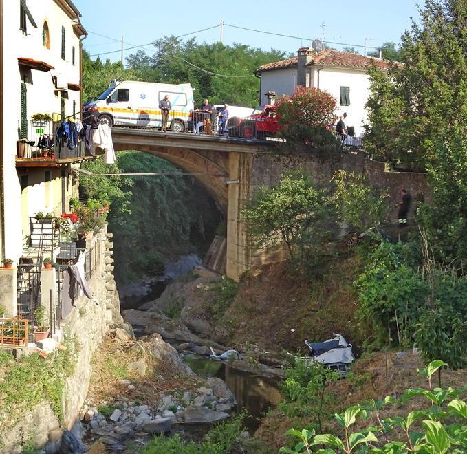 Il Comune di Pistoia: in regola la ringhiera del ponte sfondata dall'auto impazzita 