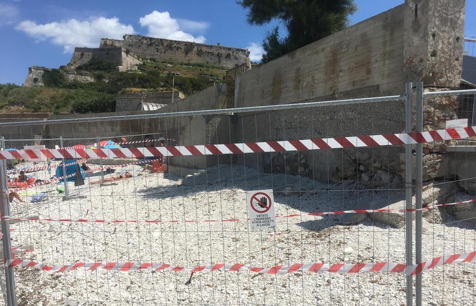 Giù il muro dell’ex caserma sulla spiaggia delle Ghiaie 