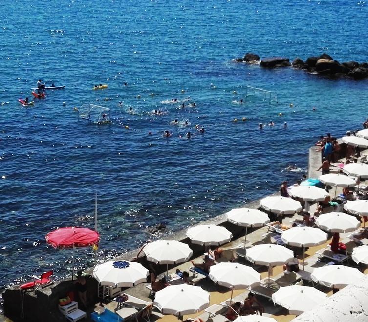 Pallanuoto in mare Piombino domina 