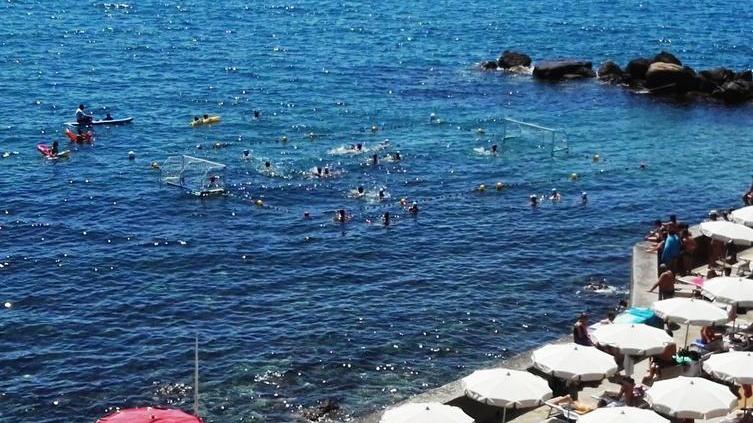 Pallanuoto in mare Piombino domina