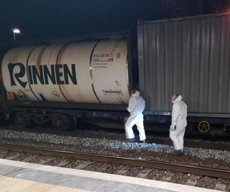 Paura alla stazione per un treno merci che perde gas 