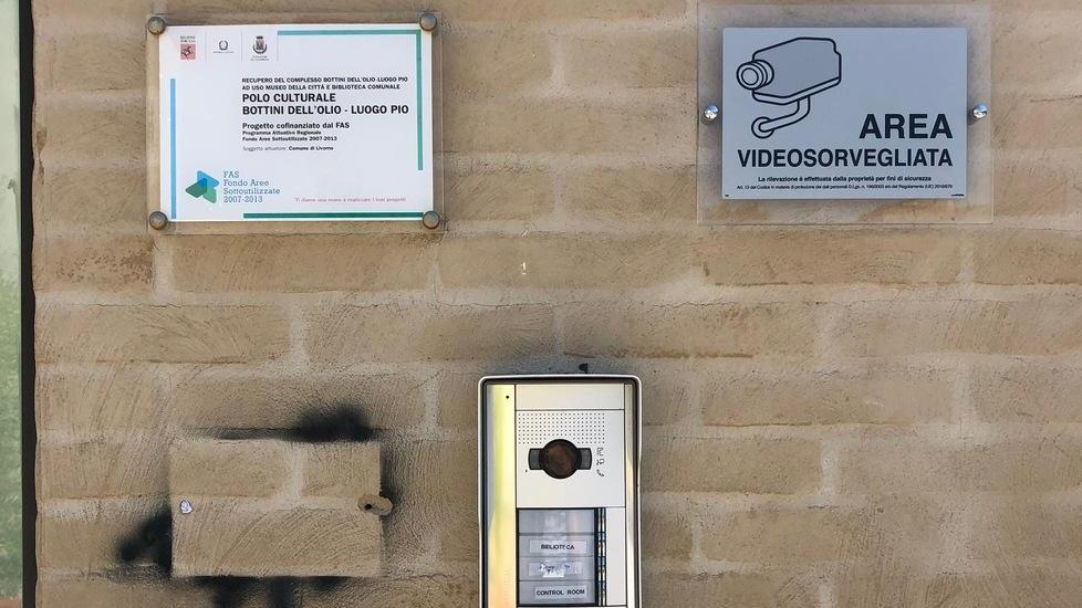 Dallo spray al furto: un’opera presa di mira