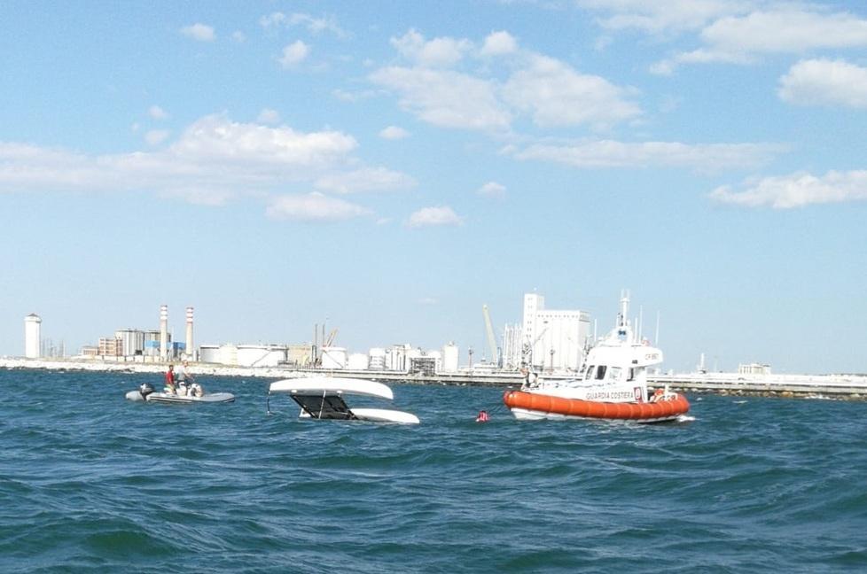 Scuffiano con la barca: in salvo due 40enni