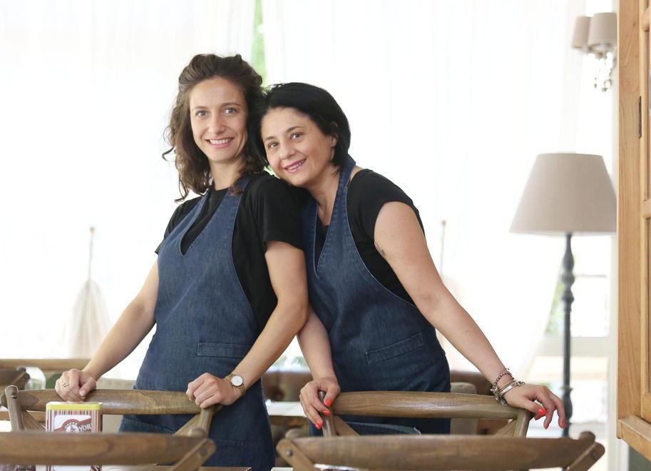 Nikita Nappini, proveniente dalla frazione Cerbaia di Lamporecchio, e Nicolina Bianco, 42 anni salernitana di nascita ma ormai pesciatina di adozione, gestiscono il bar ristorante
da quando, tre anni fa, è ripartito con la nuova gestione. (Fotoservizio di Paolo Nucci)