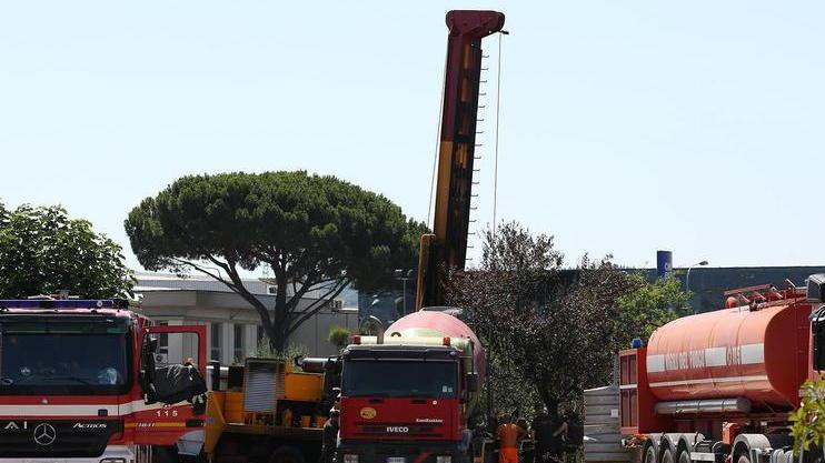Trivella avvolta dal fuoco La zona in sicurezza dopo 17 ore di lavoro