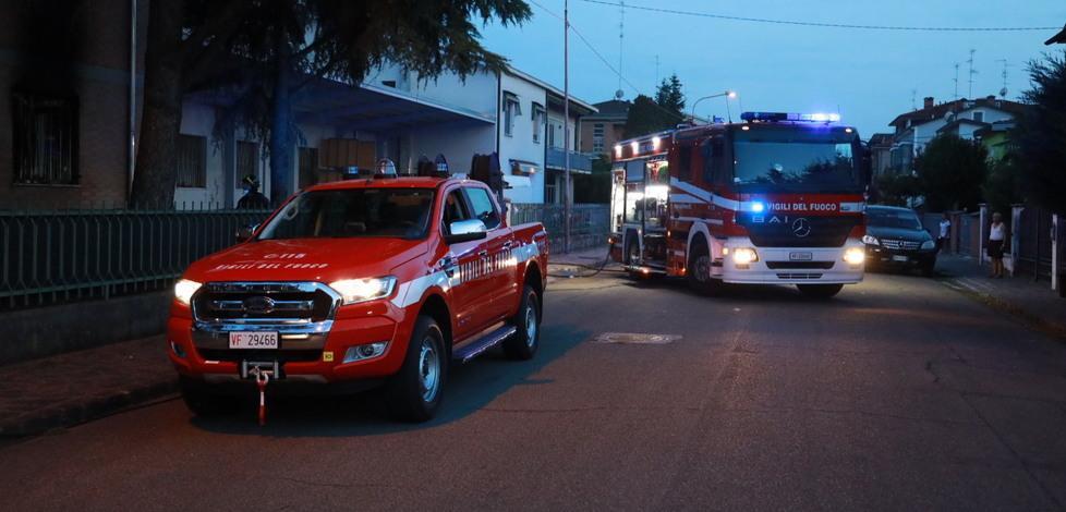 Incendio in un appartamento Marito eroe salva la moglie