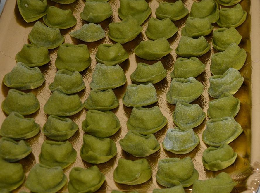 Sfoglia verde con dentro carne e grana Ecco i balanzoni