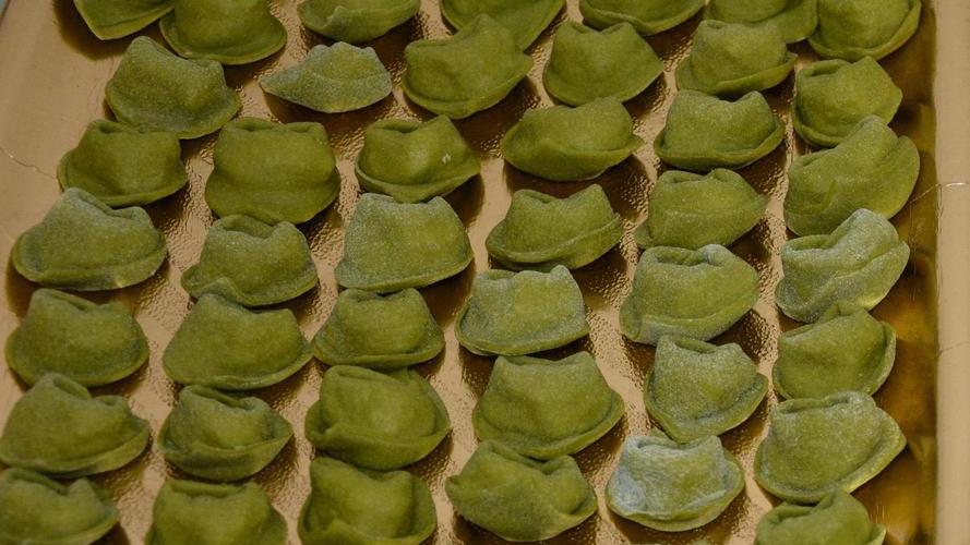 Sfoglia verde con dentro carne e grana Ecco i balanzoni