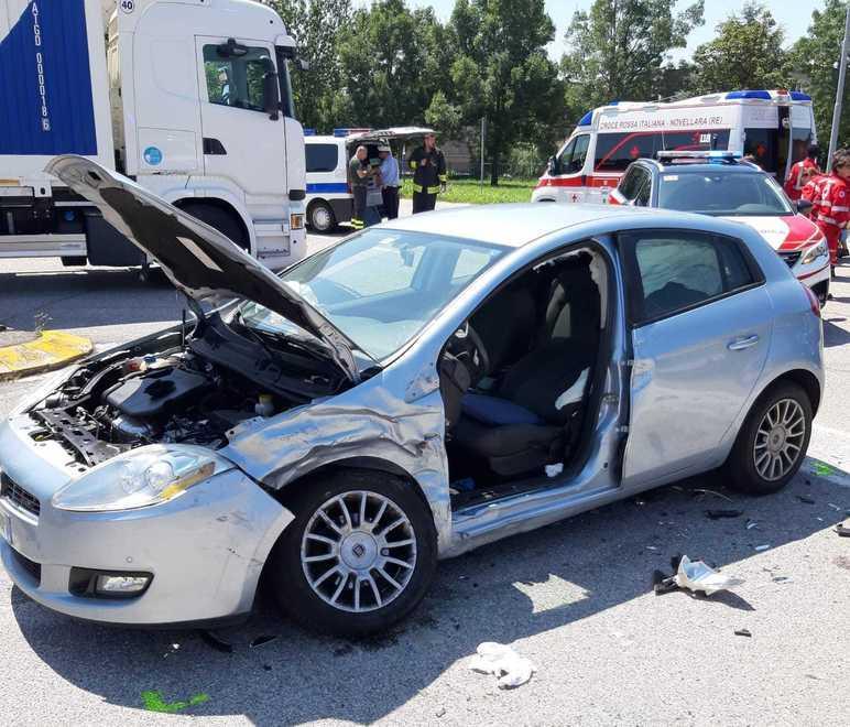 Scontro tra due auto Grave una 74enne rimasta incastrata dentro l’abitacolo 