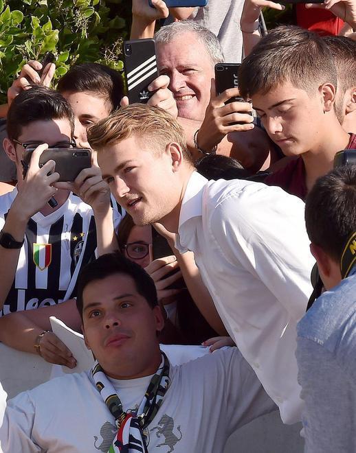 Juventus, entusiasmo alle stelle Centinaia di tifosi per De Ligt 