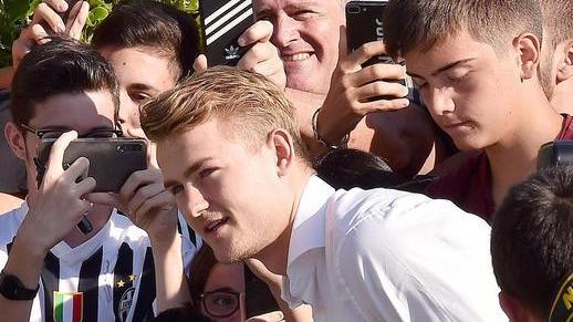 Juventus, entusiasmo alle stelle Centinaia di tifosi per De Ligt