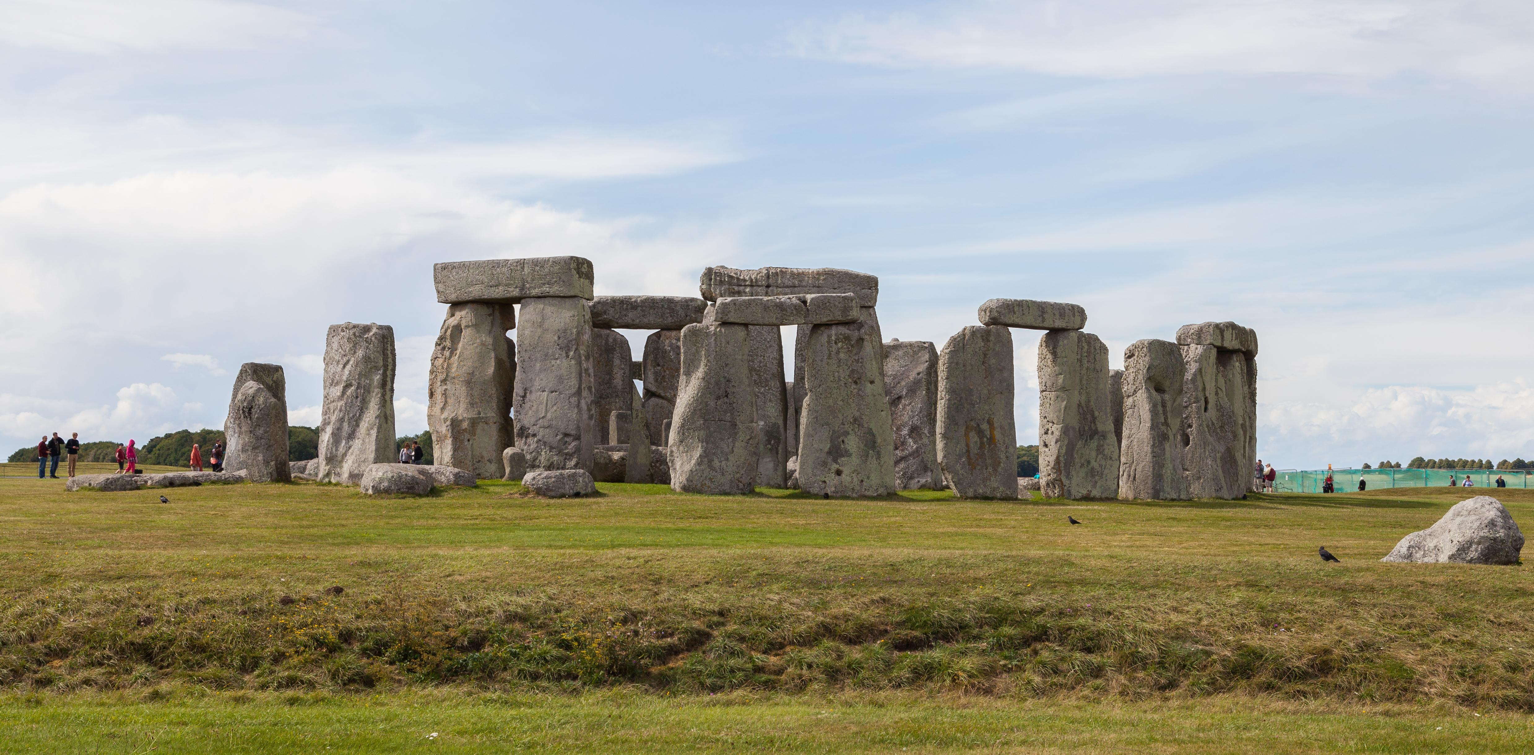 Volevano smontare e spedire Stonehenge e lui lo salvò regalandolo alla moglie 
