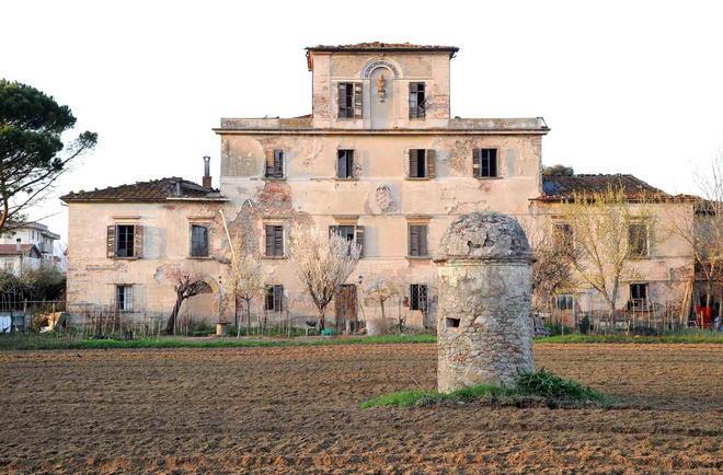 Tetto a pezzi, sos per villa Conversini