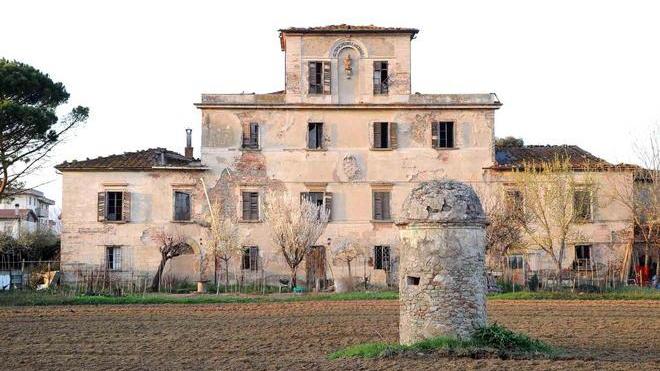Tetto a pezzi, sos per villa Conversini