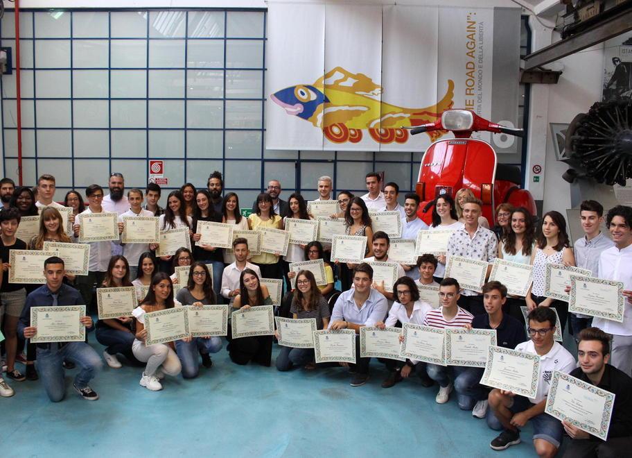 La foto di gruppo degli studenti usciti dalle scuole superiori di Pontedera con il massimo dei voti