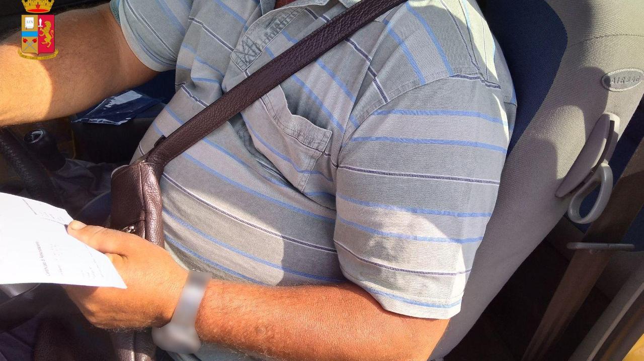 L'automobilista multato perché aveva la tracolla della borsa al posto della cintura di sicurezza