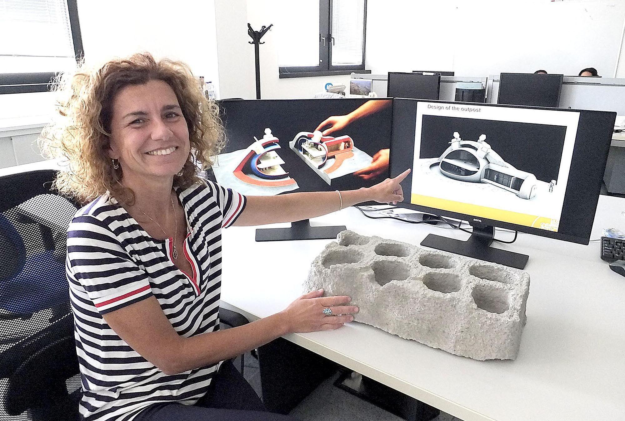 Valentina Colla con il mattone lunare