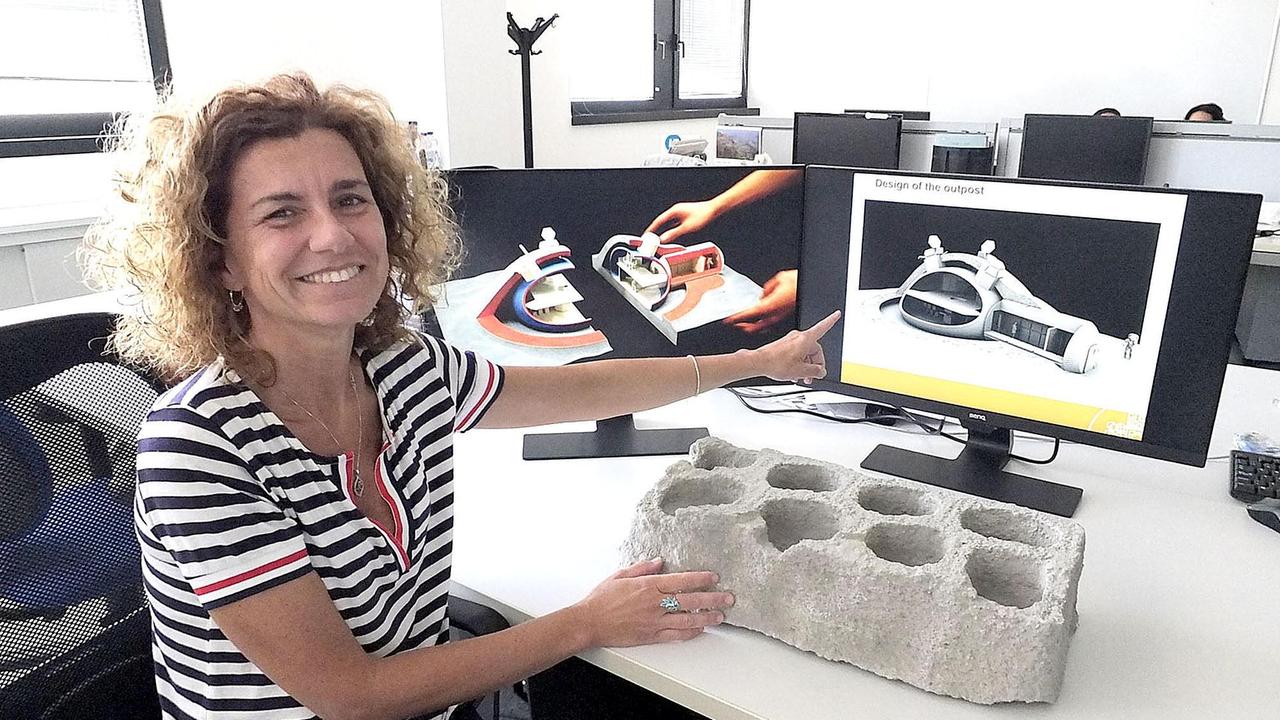 Valentina Colla con il mattone lunare