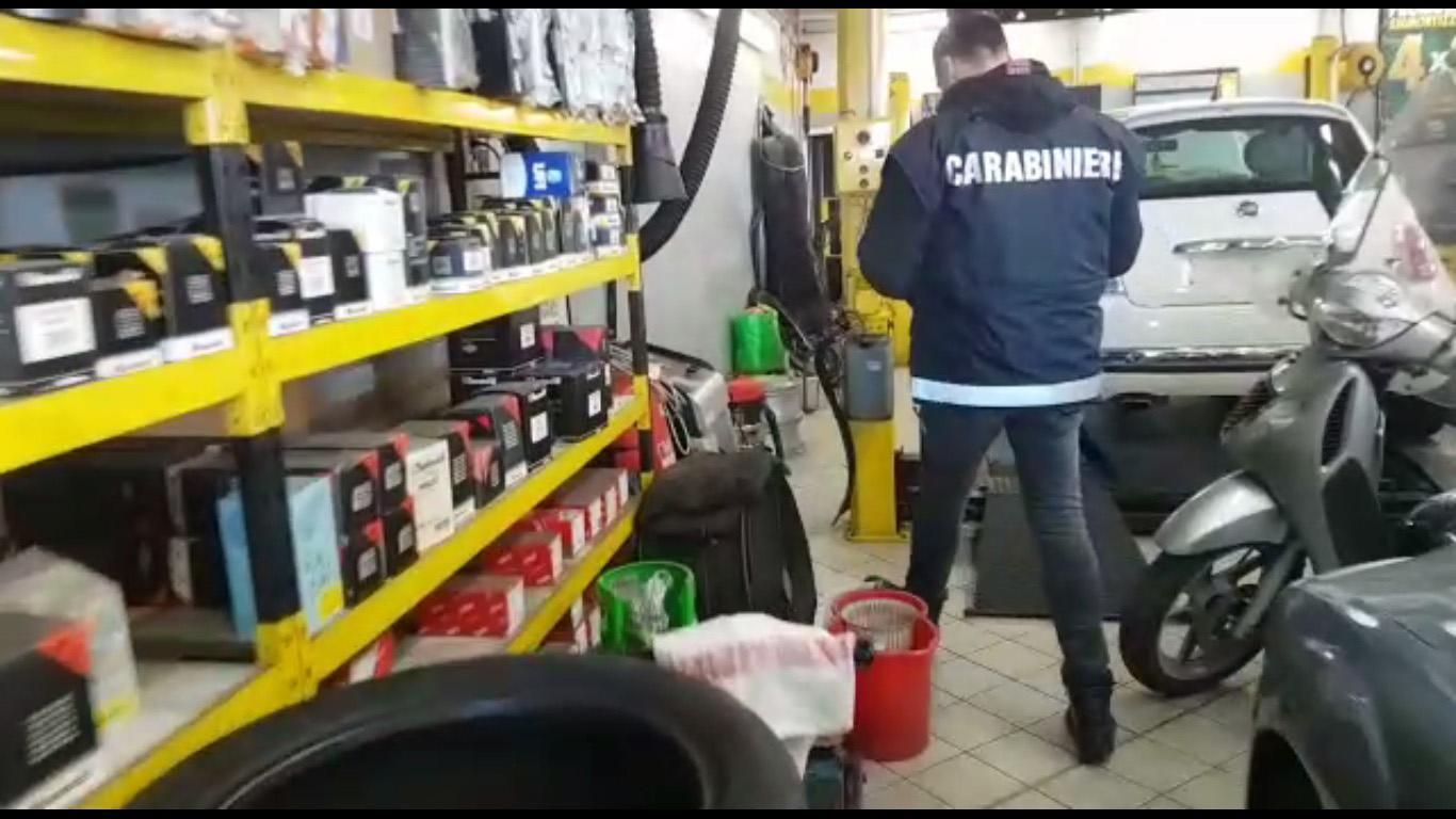 Indagini dei carabinieri in una carrozzeria (archivio)