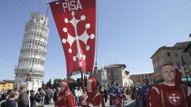 Nel pomeriggio in Arno il palio dei quartieri