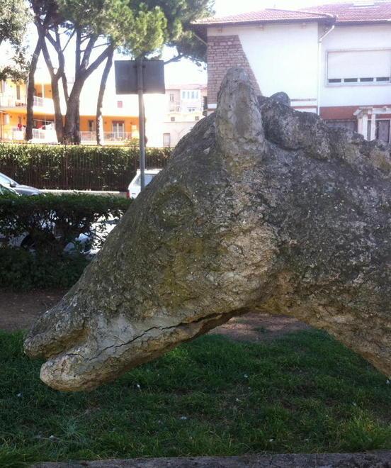 Il cavallo scolpito da Sozzi perde pezzi e poi il giardino abbandonato all’incuria tra via don Minzoni e via Matteotti