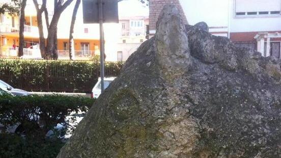 Il cavallo scolpito da Sozzi perde pezzi e poi il giardino abbandonato all’incuria tra via don Minzoni e via Matteotti