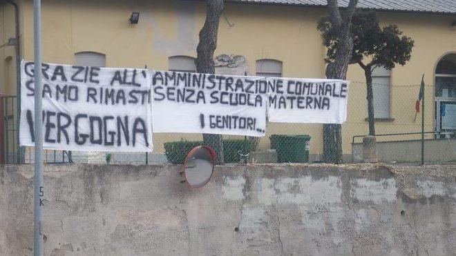 Materna chiusa genitori in guerra con il Comune