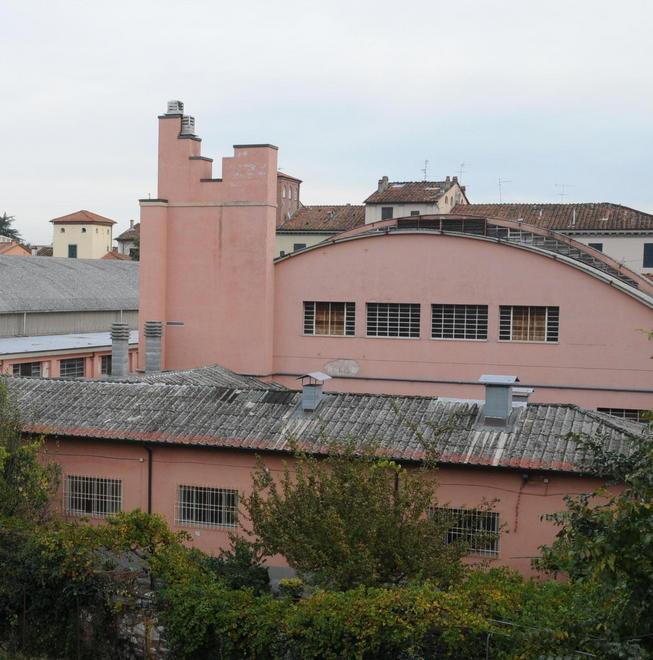 C’è ancora l’amianto sul tetto vicino all’istituto Nottolini