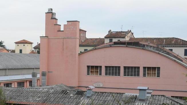 C’è ancora l’amianto sul tetto vicino all’istituto Nottolini