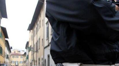 Ruba il portafoglio dalla parrucchiera Donna denunciata