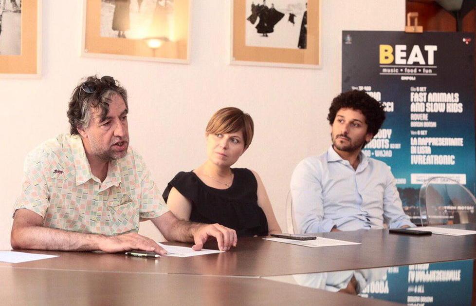 Da sinistra Umberto Bonanni, Brenda Barnini e Fabio Barsottini col cartellone del Beat Festival 2019