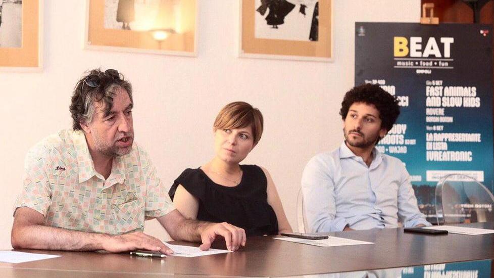 Da sinistra Umberto Bonanni, Brenda Barnini e Fabio Barsottini col cartellone del Beat Festival 2019