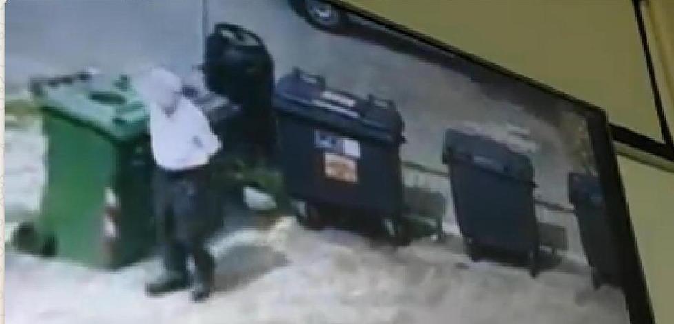 Anziano sorpreso mentre lancia sacchetto di sudicio