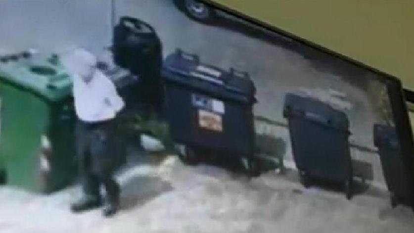 Anziano sorpreso mentre lancia sacchetto di sudicio