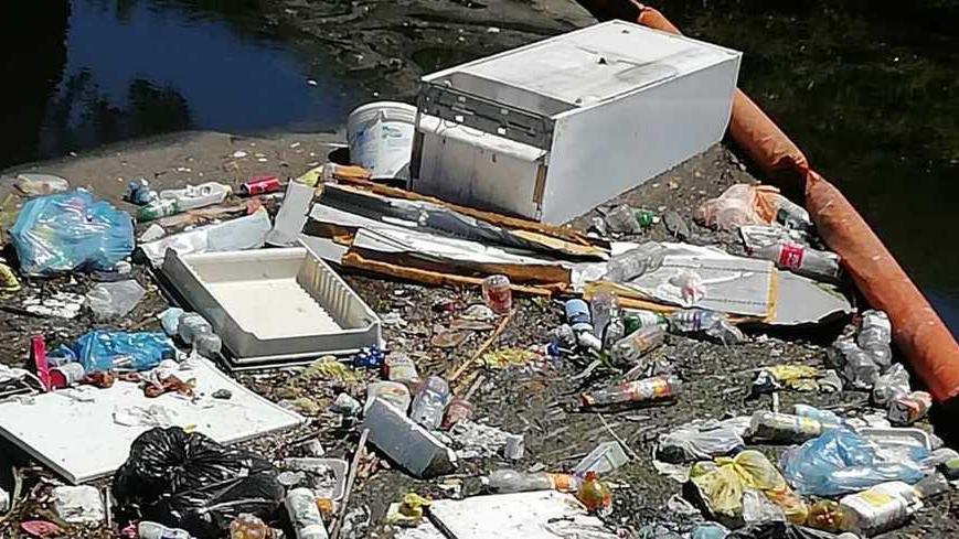 Bottiglie, sacchetti e pezzi di mobili: è emergenza rifiuti